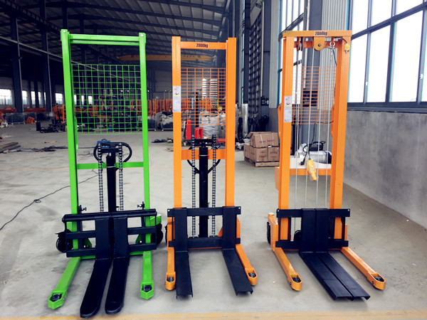 三款手動堆高車對比，手動堆高車價格可致電聯(lián)系客服了解--河北東圣吊索具制造有限公司--小型攪拌機|石材夾具|液壓堆高車|手動叉車