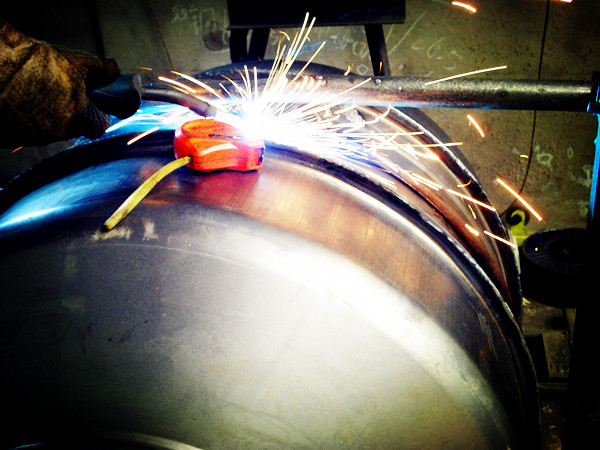 220V小攪拌車焊接車間焊接--河北東圣吊索具制造有限公司--小型攪拌機|石材夾具|液壓堆高車|手動叉車 220V小攪拌車焊接車間焊接--河北東圣吊索具制造有限公司--小型攪拌機|石材夾具|液壓堆高車|手動叉車