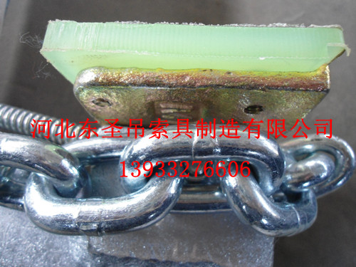 吊石材用的夾子夾皮位置特寫？--河北東圣吊索具制造有限公司--石材夾具|液壓堆高車|手動(dòng)叉車|小型攪拌機(jī)