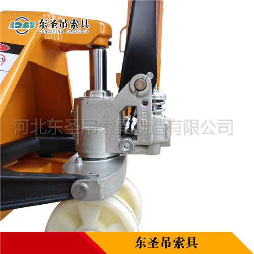 地牛搬運(yùn)叉車液壓泵細(xì)節(jié)--河北東圣吊索具制造有限公司--手動叉車|液壓堆高車|小型攪拌機(jī)|石材夾具 地牛搬運(yùn)叉車液壓泵細(xì)節(jié)--河北東圣吊索具制造有限公司--手動叉車|液壓堆高車|小型攪拌機(jī)|石材夾具