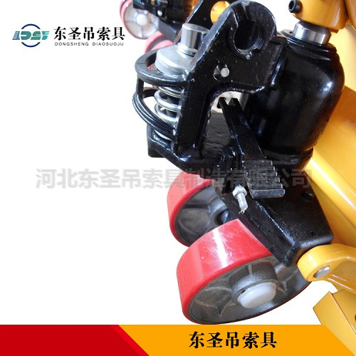 手動升高叉車液壓缸控制部位細(xì)節(jié)展示--河北東圣吊索具制造有限公司--小型攪拌機(jī)|手動叉車|液壓堆高車|手動叉車