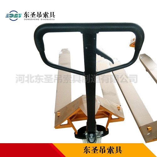 手動升高叉車手柄控制部位--河北東圣吊索具制造有限公司--小型攪拌機(jī)|手動叉車|液壓堆高車|手動叉車