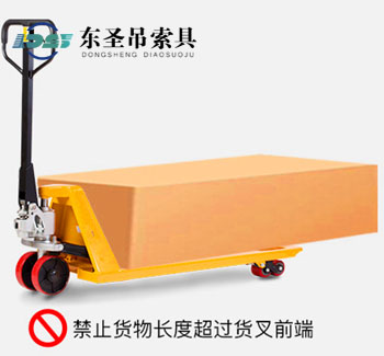 手推小叉車(chē)錯(cuò)誤使用示范圖--河北東圣吊索具制造有限公司--手動(dòng)叉車(chē)