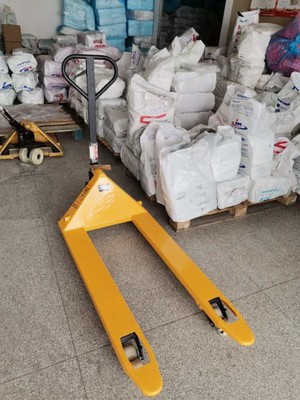 手動(dòng)地牛叉車搬運(yùn)吊裝帶原料作業(yè)現(xiàn)場--河北東圣吊索具制造有限公司--手動(dòng)叉車|液壓堆高車|石材夾具|小型攪拌機(jī) 手動(dòng)地牛叉車搬運(yùn)吊裝帶原料作業(yè)現(xiàn)場--河北東圣吊索具制造有限公司--手動(dòng)叉車|液壓堆高車|石材夾具|小型攪拌機(jī)